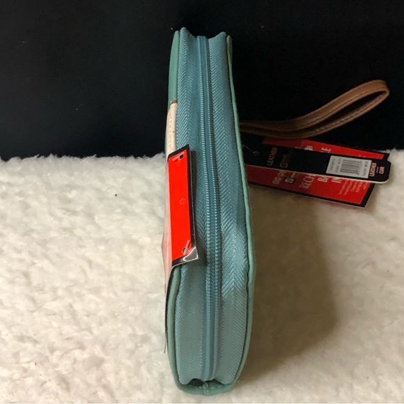 New Stone Mountain Leather Wristlet Wallet W/Rechargeable Phone Battery - Picture 5 of 14